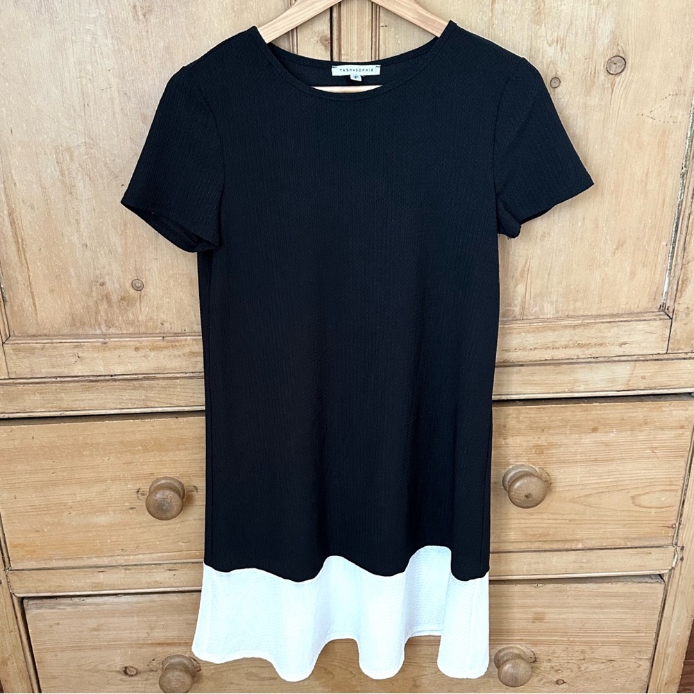 Tash + Sophie Colorblock White & Black Shift Dress with Short Cap Sleeves